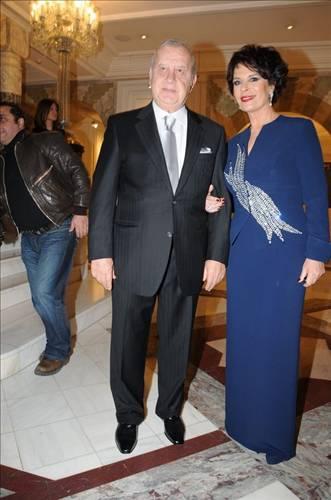 &Ccedil;ift; 5 Temmuz 1968’de nik&aacute;h masasına oturmuş. Nikah o kadar kalabalıkmış ki, onlar bile nik&aacute;h memurunun karşısına tam bir saat ge&ccedil; &ccedil;ıkmışlar. Sıcak, yapış yapış bir g&uuml;nde, o kalabalığın arasında bile, g&ouml;zleri elleri birbirini kaybetmemiş. Ve o g&uuml;n bir kez de tanıklarının &ouml;n&uuml;nde s&ouml;z vermişler &ouml;m&uuml;r boyu beraber olmaya…