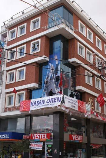 Normal şartlarda bu da haber mi denilecek bir gelişme; ama söz konusu, söz Atatürk'ten açıldı mı mangalda kül bırakmayan ve es kaza bir başka parti yapsa kıyameti kopartacak CHP olunca, oluyor. İşte CHP'li adayın Atatürk'e uyguladığı seçim traşı