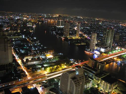 Tayland, hem Büyük Okyanusa hem de Hint Okyanusuna kıyısı olan, kuzey ve batıda Burma (Myanmar), kuzey ve doğuda Laos, güney ve doğuda Kamboçya, güneyde de Malezya ile komşu bir güney doğu Asya ülkesi.