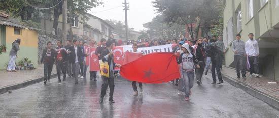 PKK'lıların teslim olması ve demokratik açılımı protesto eden daha çok liseli öğrencilerin olduşturduğu bir grup, Küçükçekmece Sefaköy'de E-5 Karayolu'nu yolunu trafiğe kapatıp sloganlar attı.
