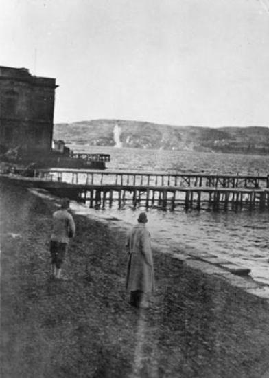 Boğazı işgal etmeye çalışan İngiliz gemilerini izleyen Türk askerleri.