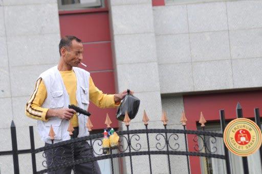 Erzurum'da iki çocuğunun tedavi gördüğü hastanede ihmal nedeniyle öldüğünü iddia eden bir kişi, polisin ikna çabalarına rağmen silahla kendini vurarak yaraladı.
