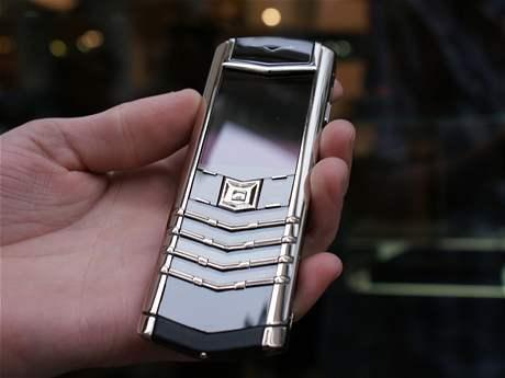 Vertu Signature S Design- Signature serisinin yeni modeli 30.000 Euro'dan itibaren temin edilebiliyor. Fakat bu miktar temel fiyatı temsil ediyor. Elmas süsleme gibi yapılan her ek elbette ekstra maliyete sebep oluyor