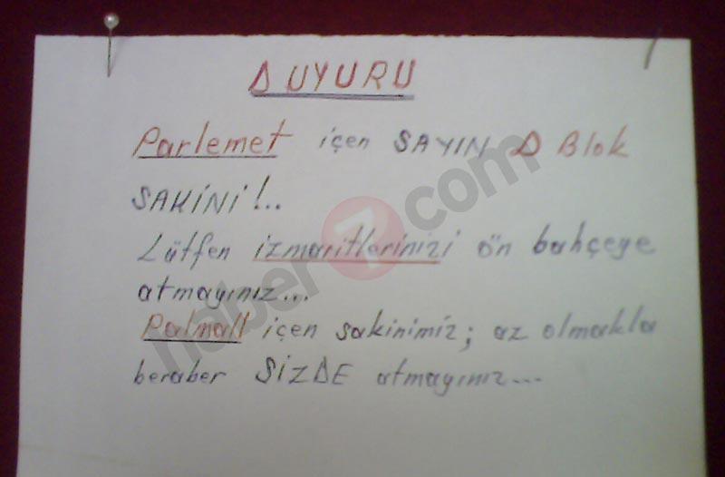İzmitte apartman önüne atılan izmaritlerden bıkan yönetici kibar bir dille apartman sakinlerini uyarmış.