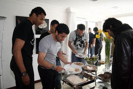 Beşiktaş'ın ikinci kaptanı Mert Nobre, bugün takım arkadaşlarına evinde yemek verdi. Yemekte etleri Nobre hazırlarken, Bobo da salata yaptı.