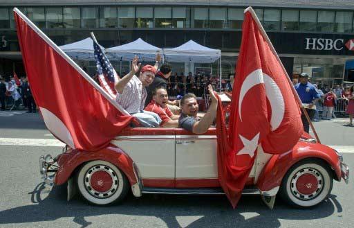 New York'ta 28'inci geleneksel Türk Günü Yürüyüşü ve Festivali büyük bir coşkuyla yapıldı. Törenlere F.Bahçe, G.Saray, Beşiktaş, Trabzon ve Karşıyaka taraftarları damga vurdu.