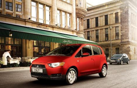 MITSUBISHI<br>
TEMSA Global çatısı altında yer alan Japon Mitsubishi, küçük sınıfta yer alan ekonomik ve çevreci modeli Coltu özel 2 bin 400 TLyi aşan indirim avantajıyla 31 bin 639 TLye satışa sunuyor.
<br>
1.3 litre hacimli 95 beygirlik benzinli motorla ve standart olarak sunulan 5 ileri manuel şanzımanla donatılan Mitsubishi Colt, isteğe bağlı olarak 6 ileri vitesli Allshift otomatik şanzımanla da tercih edilebiliyor.