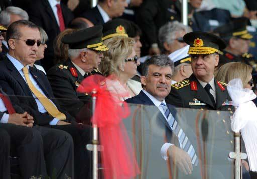 19 Mayıs Atatürk'ü Anma ve Gençlik ve Spor Bayramı, yurt genelinde törenlerle kutlandı. Ankara'da bayram Cumhurbaşkanı Gül'ün de katıldığı törenle, 19 Mayıs Stadyumu'nda kutlandı.