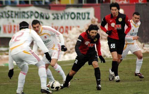 Süper Lig'de üç haftadır istediği sonucu alamayan Eskişehirspor, şeytanın bacağını kırdı. Eskişehirspor - Kayserispor maçı sahibi takımın 1-0 üstünlüğüyle tamamlandı.