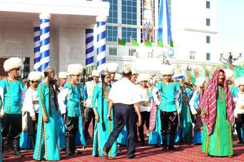 Berdimuhammedov, gece-gündüz ısı farkı en büyük şehirlerinden birinde dünyanın en tuzlu gölünün kıyısına dillere destan bir tesis, muhteşem bir açılış yaptı ama gazetecilerin şovu görüntülemesi için elden gelen arkaya konmadı! Bunlar kurtarılabilenler...