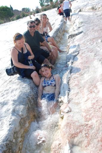 PAMUKKALE. GENELDE ANTALYA VE CIVARINA GELEN TURISTLERIN SADECE BIRKAC SAATLIK VEYA 1 GUNLUK UGRAK MEKANI.