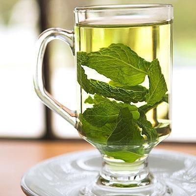 <b>NANE</b>

Taze nane yaprakları kurutulur. Kurutulan bu yapraklardan 2 çorba kaşığı kadar alınır ve kaynamakta olan suyun içine katılır. 15 dakika boyunca kaynatıldıktan sonra şeker ya da bal ile tatlandırılarak içilir.<br><br>

Taze nane yaprağı çiğnemek de ağız kokusunu giderir. <b>Hürriyet</b>