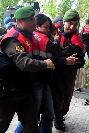 Eski bakanlardan Hikmet Sami Türk'e, Bilkent Üniversitesi Hukuk Fakültesinde bombalı saldırı girişiminde bulunduğu sırada yaralanarak hastaneye kaldırılan D.A, adliyeye çıkarıldı.