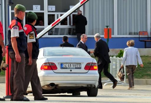 Ergenekon soruşturması kapsamında hazırlanan ikinci iddianamede yer alan sanıkların yargılanmasına başlandı. Silivri Ceza İnfaz Kurumları'nda görülmeye başlanan dava için çevrede yoğun güvenlik önlemleri alındı