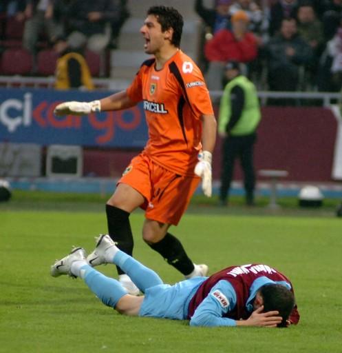 Trabzonspor şampiyonluk yarışında önemli bir yara aldı ve kendi sahasında Denizlispor'a 2-0 yenilmekten kurtulamadı. Trabzonspor'da büyük üzüntü yaşanıyor, denizli sevinçten uçuyor