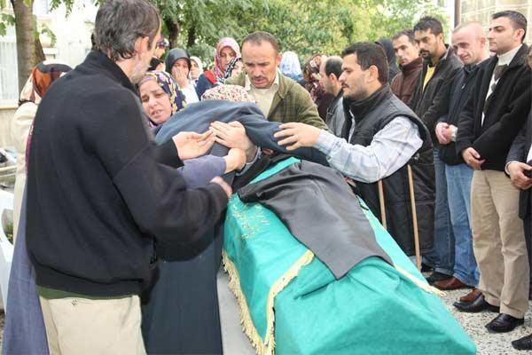 Evleneceği kızın babası tarafından vurularak öldürülen Ebubekir Karakaş son yolculuğuna uğurlandı. Karakaş'ın tabutunun üzerine yarın giymek için aldığı damatlık konuldu.