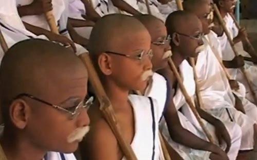 Hindistanın güneyindeki Tamil Nadu eyaletinin Coimbatore şehrinde tam 255 Gandhi bir araya gelerek dünya rekoru kırdı.