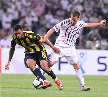 Futbol Federasyonu tarafından bu yıl 4. kez düzenlenen TFF Süper Kupa'yı, Beşiktaş'ı 2-0 yenen Fenerbahçe kazandı. Goller Alex'den geldi...