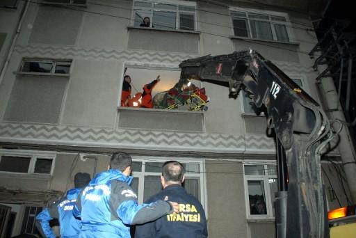 Bursa'daki evinde rahatsızlanan lösemi hastası eski milli güreşçi Mehmet Ayyıldız kiloları yüzünden evinin kapısından çıkarılamayınca vinç yardımıyla pencereden çıkarılarak hastaneye götürüldü.