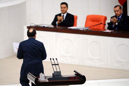 Demokratik Açılımin TBMMdeki ön görüşmeleri yapıldı. CHP, hükümeti pankartlarla protesto etti.