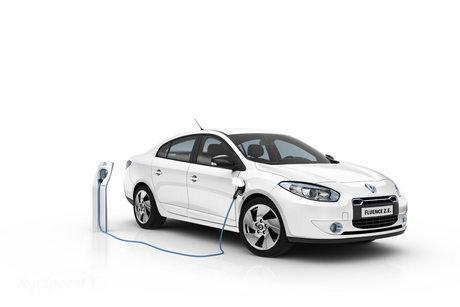 Renault: 2011 yılında Renault markasının 3 yeni modeli bulunuyor. Renaultnun yeni orta üst sınıf sedanı Latitude, Megane Coupe Cabriolet ve Oyak Renaultnun Bursa fabrikasında üretilen elektrikli Renault Fluence Z.E.. Latitude, Türkiyede Şubat 2011de boy göstermeye başlayacak. Megane Coupe Cabriolet ise Nisanda tüketicilerle buluşacak. Fluence Z.E.nin ticarileşmesi ise Otomotiv Strateji Belgesiyle ortaya çıkacak vergi oranlarına bağlı.