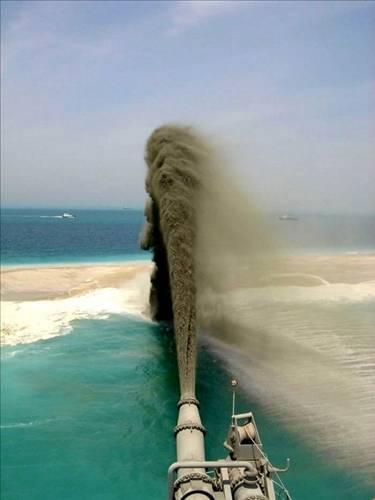 Bazıları Dubainin dünyaca meşhur insan yapımı yapay adalarını dünyanın 8. harikası olarak görmekte. Hiç şüphe yok ki bu adalar gören herkesi etkilemektedir. Yapay adalar o kadar büyük ki insan yapımı olduğuna inanmak gerçekten zor. Ancak bu adalar tümüyle insan yapımı yıllarca süren planlama ve inşaat süreci sonrasın da ortaya çıktılar.