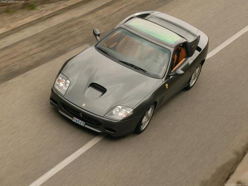 Ferrari 575M Superamerica. V12 Ferrari motoru ile son derece orijinal açılır tavan tasarımı.