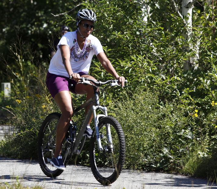 First Lady Michelle Obama Manuel F. Correllus Devlet Ormanı'nda bisiklete biniyor...