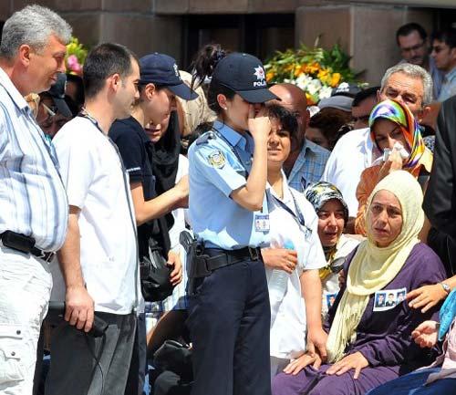 ABD Başkonsolosluğuna düzenlenen saldırıda şehit olan 3 polis memuru İstanbul Emniyet Müdürlüğü'nden törenle uğurlandı.