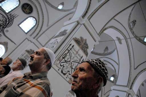11 ayın sultanı Ramazan'ın ilk cuması nedeniyle milyonlarca müslüman camilere koştu