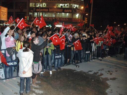 29 Ekim Cumhuriyet Bayramı kutlamaları için Kürtçe halk konseri düzenleyen Van Valisi Münir Karaloğlu, binlerce vatandaşın katıldığı etkinlikte yaptığı konuşmaya Kürtçe sözlerle başlayınca, sanatce Berdan Mardini tekrar yaptırdı...