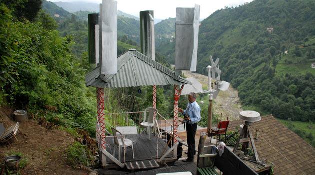 Rüzgar Enerjisiyle Dönen Yerden 10 Metre Yüksek Kamelya: Rize'nin Güneysu ilçesinde yaşayan Bilal Atasoy, evinin bahçesine, yerden yaklaşık 10 metre yükseklikte, çelik halatlarla kayalara bağladığı, rüzgar yardımı ile dönen kamelya inşa etti. Atasoy, ''Kaya yamacında, havada asılı olan evin yanında rüzgar kuvveti ile dönen kamelya inşa etmek istedim. Bir otomobilin diferansiyeli üzerine, 3 metrekarelik ahşap yapı koydum. Çatının üzerine ise rüzgarla dönebilmesi için 4 metal levha yerleştirdim. Rüzgarın yönüne göre kamelya dönüyor. Ben de eşsiz manzarayı seyretme fırsatı buluyorum'' diye konuştu.