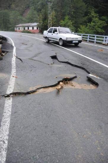 Artvin'in Borçka ilçesinde 4 katlı binanın enkazından 2 kişinin cesetleri çıkarıldı. İlçede evini sel suları basan 80 yaşındaki bir nine boğularak can verdi. Bir kadının cesedi köprü ayağından çıktı. Dün de 1 kişi hayatını kaybetmişti.