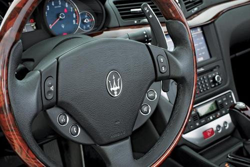 <strong>Teknik Özellkler: </strong><br><br>
Konfigürasyon: Önden motorlu, arkadan itişli convertible Motor: 4.7 litrelik V8 Şanzıman: 6 ileri otomatik Beygir Gücü: 433 hp 7000 d/d Tork: 361 ft lbs 4750 d/d Ağırlık: 1980 kg 0-100 km/s hızlanma: 5,2 saniye Maksimum hız: 283 km/s 

<br><br>Fiyatı: 136.300 $