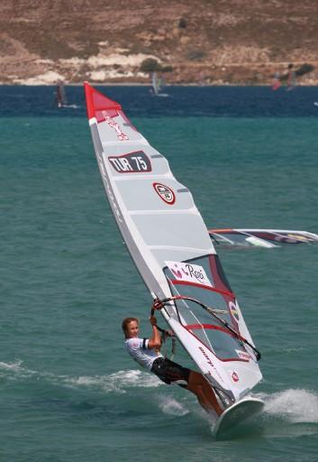 Türkiye Windsurf Şampiyonası'nın 2. ayağının ilk gününde mücadele eden Milli sörfçü Çağla Kubat hafif bir sakatlık geçirdi. Kubat'ın sakatlığının haifi olması moralleri yerine getirdi.