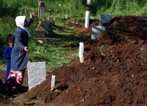 Mardin'in Mazıdağı ilçesi Bilge köyündeki saldırıda ölen 44 kişiden 39'unun cenazesinin defnedildiği mezarlıktan ağıtlar yükselmeye devam ediyor. İşte yürek burkan kareler...