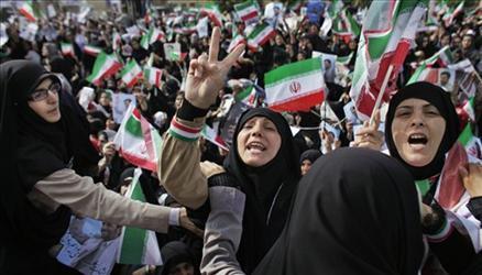 İran'da dün yapılan cumhurbaşkanı seçiminin gayriresmi sonuçlarına göre Mahmud Ahmedinejad, seçimlerin galibi oldu. Ahmedinejad, rakiplerine fark attı
