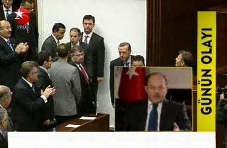Haberciliğin en güzel yanı rakiplerine haber atlatmaktır. Konu özel haber olunca gözler, dostu, arkadaşı, hatta kurumdaşı dahi görmez. Mehmet Ali Birand da böyle yaptı. Haberini çalan Star, Atv ve Show'u canlı yayında rezil etti...