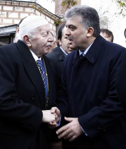 Kalp krizi sonucu vefat eden işadamı Hasan Kalyoncu (59) için düzenlenen cenaze töreni Cumhurbaşkanı Abdullah Gül-Necmettin Erbakan buluşmasına sahne oldu.