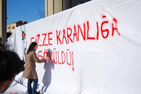 Gazze karanlıkta, Boğaziçi ayakta!