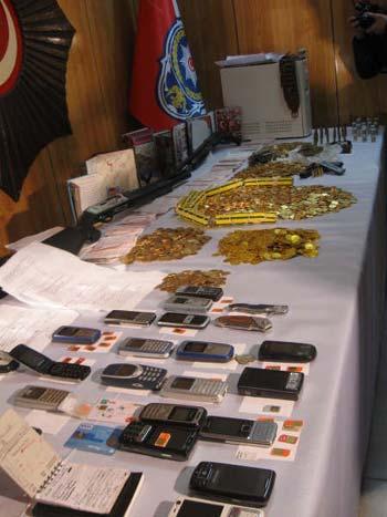 Bir haftadır süren Pelez altın operasyonunda 350 polis Turgutlunun 23 notasında oturan şebekenin 19 üyesine yönelik evlerine sabah karşı baskınlar düzenlendi.