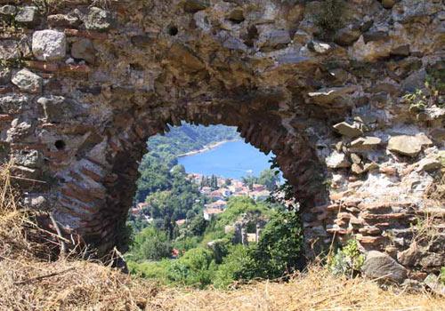 Beykoz Anadolu Kavağı sırtlarindaki Yoros Kalesi kazısı, kentin kültür ve turizm hayatına İstanbulun tarihi açısından çok önemli tarihi değerler kazandırıyor.