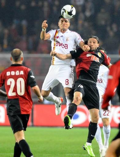 Hafta içinde UEFA'ya veda eden G.Saray, zirve yolunda tüm rakiplerinin puan kaybettiği haftayı mağlubiyletle kapattı.