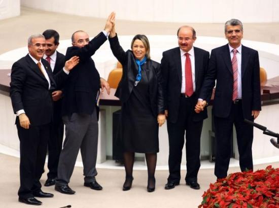 Birlikte yasa teklif veren AKP Malatya Milletvekili Öznur Çalık ile CHP'li Aslanoğlu, birbirlerini ellerini çak yaparak tekliflerinin yasalaşmasını kutladılar.