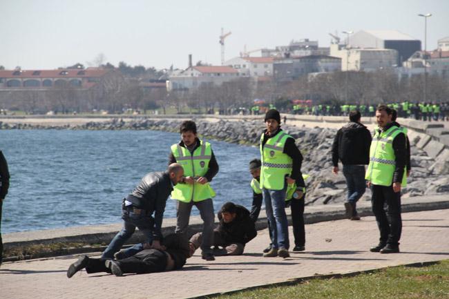 Burada BDP Genel Başkan Yardımcısı Gültan Kışanak, emniyet yetkililerine Kazlıçeşme Meydanı'na gruplarla girerek basın açıklaması yapmak istediklerini söyledi.