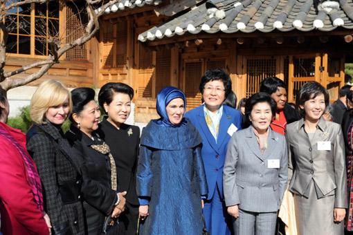 Başbakan Recep Tayyip Erdoğan'ın eşi Emine Erdoğan G20 zirvesine katılan hükümet ve devlet başkanlarının eşleri için düzenlenen etkinliklere katıldı. Emine Erdoğan'a diğer ülke devlet başkanlarının eşlerinin özel ilgi gösterdiği ve sıcak temas kurma çabaları içinde olduğu dikkat çekti.