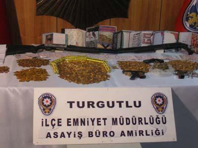 Manisa Müdürlüğü Asayiş Şubesi ile Turgutlu İlçe Emniyet Müdürlüğünün ortaklaşa düzenledikleri Pelez Altın şebekesi operasyonunda 19 kişi göz altına alındı.