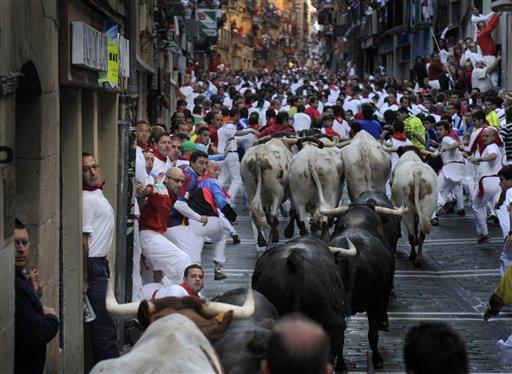 İspanyol basınına göre, geleneksel San Fermin festivali kapsamında Perşembe günü yapılan koşuda, sürüden ayrılan bir boğanın saldırısına uğrayarak, boynundan ve akciğerlerinden boynuz darbeleriyle yaralanan, kimliği henüz tespit edilemeyen bir kişi öldü.