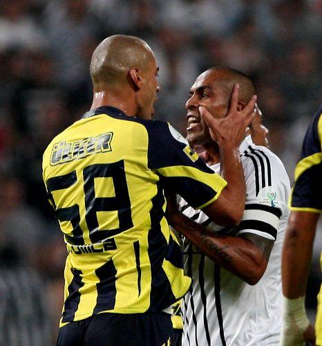 Futbol Federasyonu tarafından bu yıl 4. kez düzenlenen TFF Süper Kupa'yı, Beşiktaş'ı 2-0 yenen Fenerbahçe kazandı. Goller Alex'den geldi...