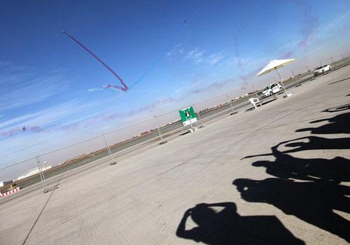 Dubai, Birleşik Arap Emirlikleri'nde gerçekleştirilen Dubai Air Show'un son gününde Fransız akrobasi ekibi, Dubai Uluslararası Havalimanı'nda izleyenlerin ağzını açık biraktıran bir gösteri düzenledi.